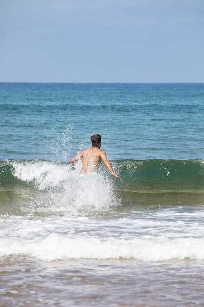 При какой температуре воды можно купаться в море